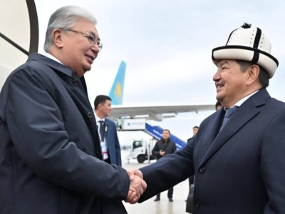
                    Токаев прибыл в Бишкек
                