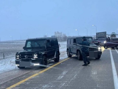 
                    Арестованы двое водителей на Gelandewagen за выезд на закрытую трассу
                