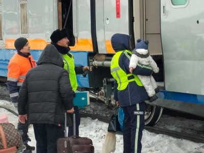 
                    Полицейские помогают пассажирам, чьи поезда задерживаются из-за буранов
                