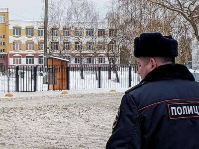 
                    Охранницу брянской гимназии, где 14-летняя ученица устроила стрельбу, выпустили из СИЗО
                