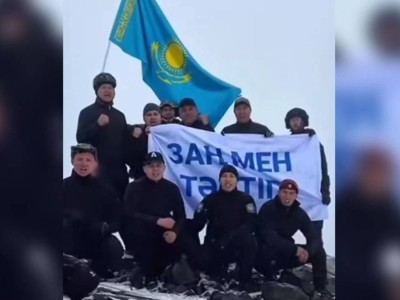 
                    Казахстанские силовики подняли флаг «Закон и Порядок» на вершину горы 
                