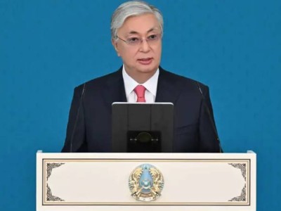 
                    Токаев поздравил казахстанцев с Днем Республики
                