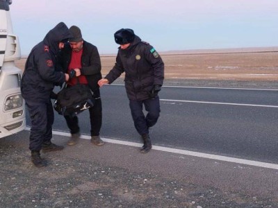 
                    Застрявшим в дороге путникам помогли актюбинские спасатели
                