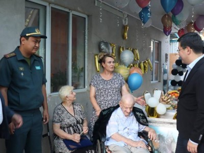 
                    С вековым юбилеем поздравили фронтовика Петра Попкова в Туркестанской области 
                