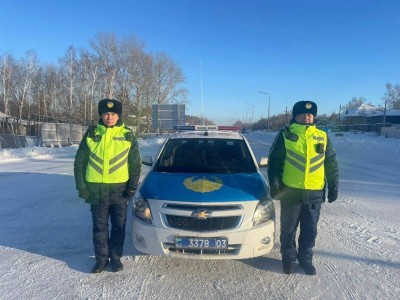 
                    Ехавшая в Бурабай семья с детьми застряла на дороге в сильный мороз
                