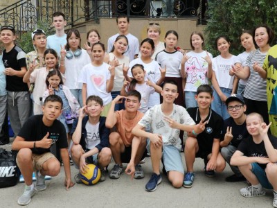 
                    В Казахстане впервые выпущено пособие по работе с детьми в лагерях на казахском языке
                