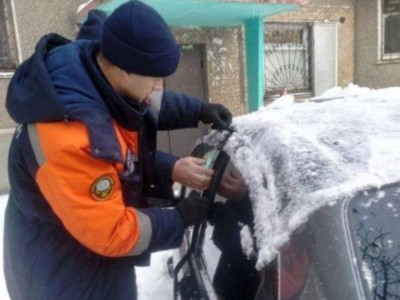 
                    Спасатели вызволили малыша из запертого автомобиля в Усть-Каменогорске
                