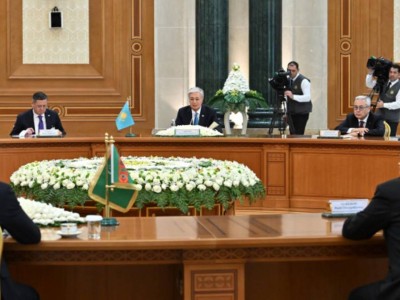 
                    Токаев провел переговоры с президентом Туркменистана в расширенном формате
                