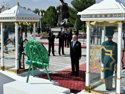 
                    Токаев возложил венок к Монументу Независимости Туркменистана
                