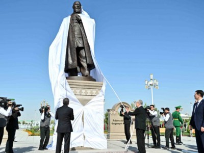 
                    Памятник Абаю открыли в Ашхабаде
                