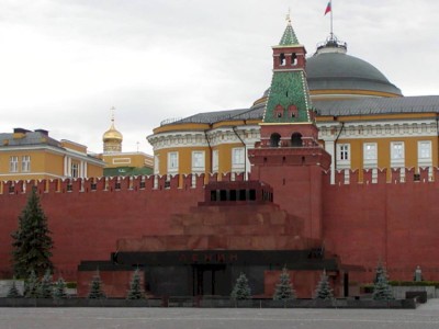 
                    В Госдуме призвали убрать захоронения с Красной площади
                