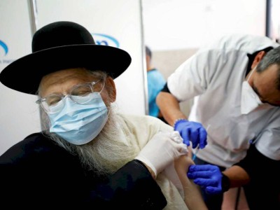 
                    Израиль одобрил к применению четвертую дозу вакцины от коронавируса
                