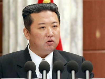 
                    Ким Чен Ын появился на публике заметно похудевшим
                