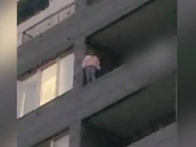
                    Спасение девушки попало на видеожетон полицейских Шымкента
                