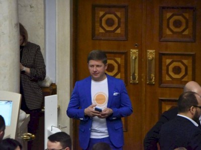 
                    Депутат украинской Рады пришел на заседание в одежде с казахстанской символикой
                