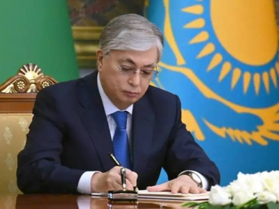 
                    Токаев освободил от должностей двух заместителей председателя КНБ
                