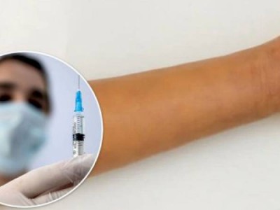 
                    На вакцинацию от коронавируса мужчина пришел с фальшивой рукой
                