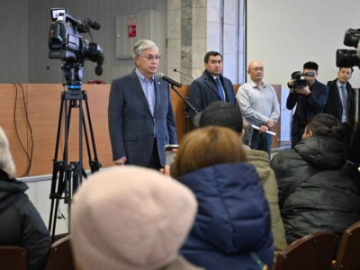 
                    Токаев встретился с семьями погибших шахтеров и выразил соболезнования
                