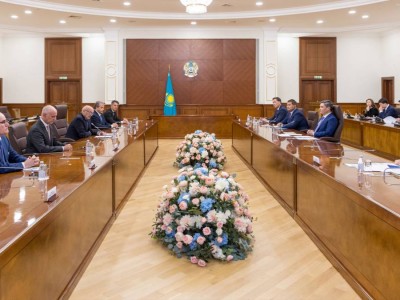 
                    Бектенов обсудил с главой Roca Group Сантьяго де Гомар Рока строительство завода в Кызылординской области
                