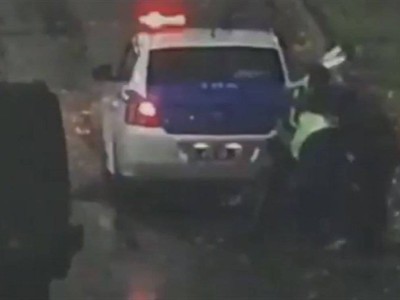 
                    Агрессивный мужчина напал на полицейских Астаны
                