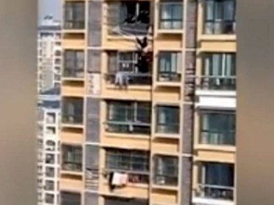 
                    Чудесное спасение пожилой женщины, выпавшей с 19-го этажа, попало на видео
                