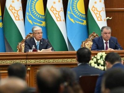 
                    Президенты Казахстана и Таджикистана выступили с совместным заявлением
                