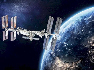 
                    Космонавты покинут МКС, чтобы укрыться от космического мусора
                