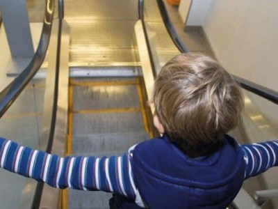 
                    ЧП в ТРЦ Караганды: рука ребенка застряла в эскалаторе
                