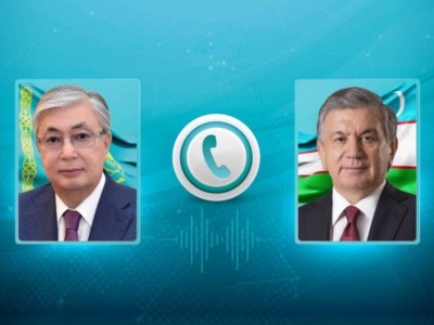 
                    Токаев поздравил президента Узбекистана  с днем рождения 
                