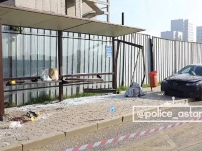 
                    Автомобиль протаранил автобусную остановку в Астане
                