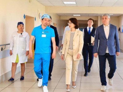 
                    Акмарал Альназарова навестила избитых врачей в Караганде
                