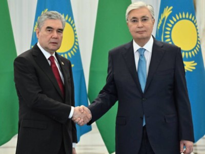 
                    Токаев: Казахско-туркменские отношения развиваются по восходящей
                