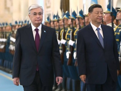 
                    Токаев лично встретил кортеж председателя КНР
                