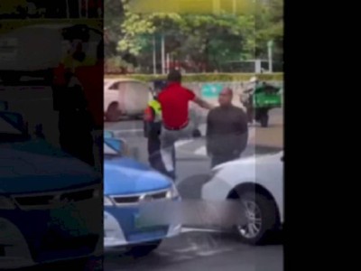 
                    Разборки двух «мастеров кунг-фу» на дороге развеселили пользователей соцсетей
                