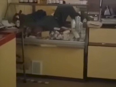
                    Вор, вломившийся ночью в магазин, наелся, выпил и заснул прямо в витрине
                