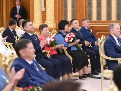 
                    Токаев поздравил медиков: «Вы — герои мирного времени»
                