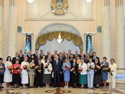 
                    Токаев наградил большую группу медработников
                
