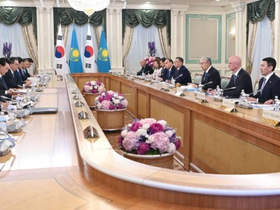 
                    Токаев провел переговоры с президентом Республики Корея 
                