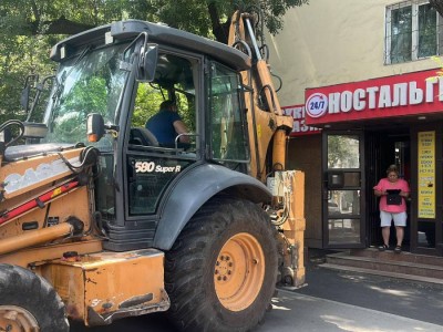 
                    Сразу две пристройки к жилому дому сносят в центре Алматы 
                