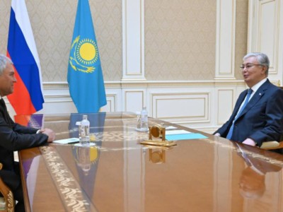
                    Токаев принял председателя Госдумы России 
                