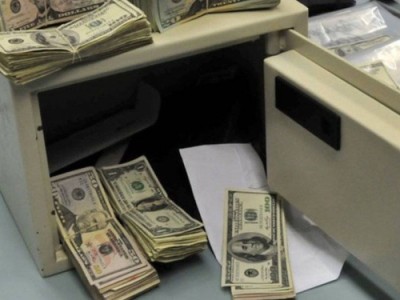 
                    В Алматы из частного дома украли сейф с 250 тысячами долларов
                
