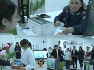 
                    Юным алматинцам вручили первые удостоверения личности 
                