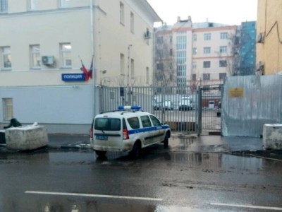 
                    Мужчина решил свести счеты с жизнью, напав на отделение полиции в Москве
                