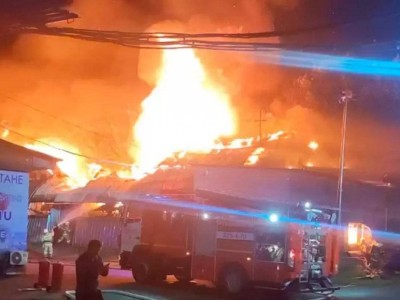 
                    В Алматы произошел крупный пожар на складе
                