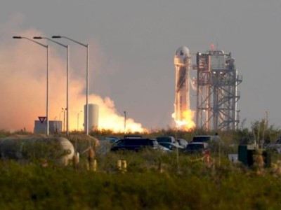 
                    Blue Origin отложила запуск New Shepard с туристами на борту из-за непогоды
                