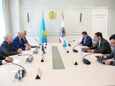 
                    Ерболат Досаев встретился с Европейским комиссаром Янушем Войцеховским
                
