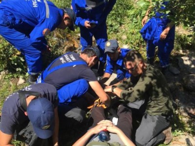 
                    Спасатели оказали помощь туристу, который повредил ногу в ущелье Горельник
                