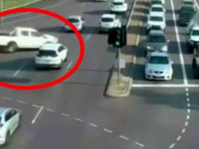 
                    Спаслись чудом: видео необычного ДТП обсуждают в интернете
                