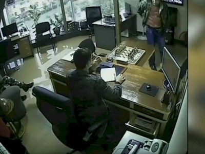 
                    Два выстрела в упор и мимо – видео с киллером-неудачником обсуждают в соцсетях
                