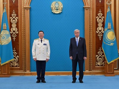 
                    Президент вручил государственные награды, высшие воинские и специальные звания, классные чины
                
